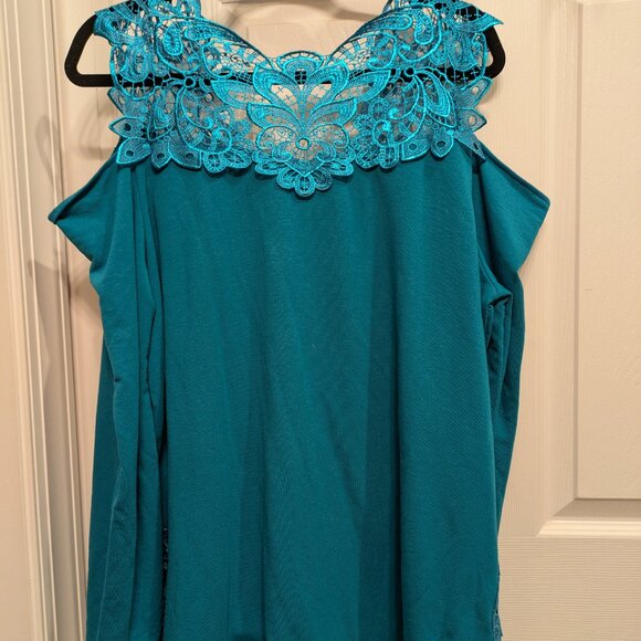 Lace trimmed cold shoulder top - Picture 4 of 5